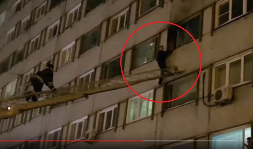 В Новосибирске пожарные вытащили из горящей квартиры чудаковатого «человека-паука»
